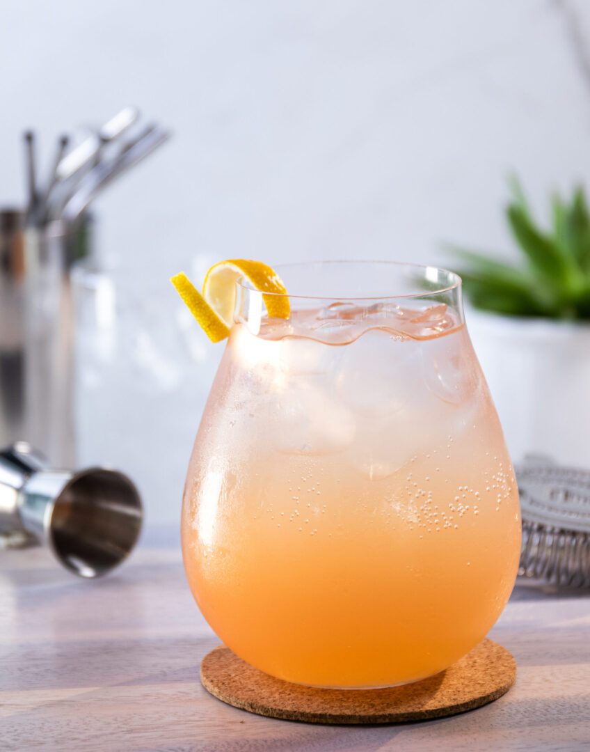 Cocktail Un zeste de passion, créé avec l'amer citron & lime de Noroi Cocktail Un zeste de passion, made with Noroi's lemon-lime bitters