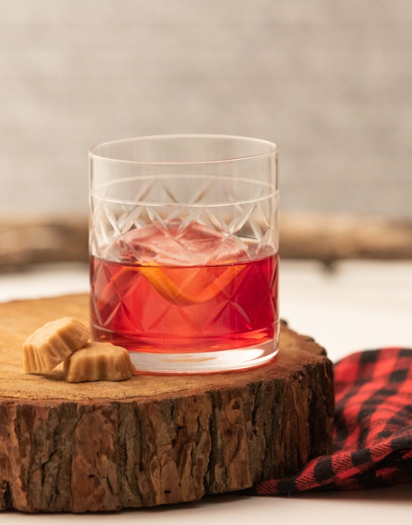 Recette cocktail d'un classique Négroni avec une touche d'érable