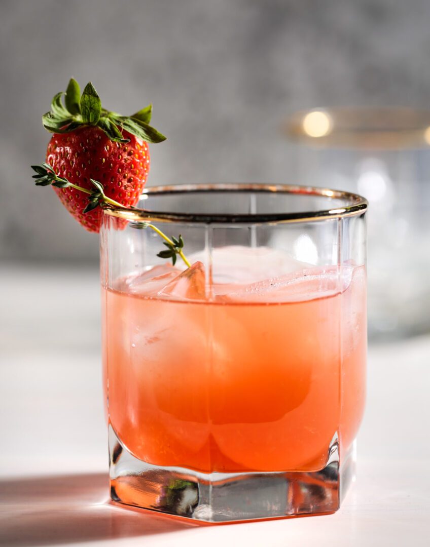 Recette cocktail Negroni à la fraise et au thym Noroi