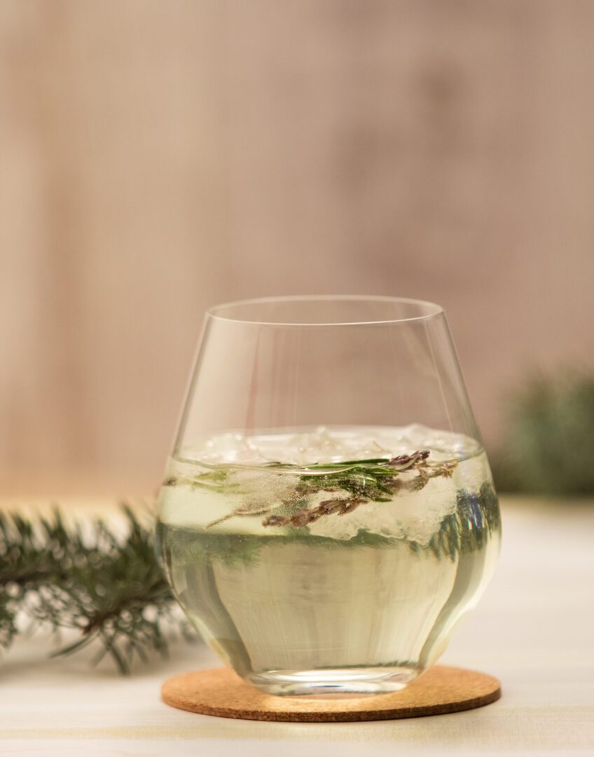 Recette cocktail Le vent des cantons, fait avec l'amer et le gin aux petits fruits du Québec Noroi