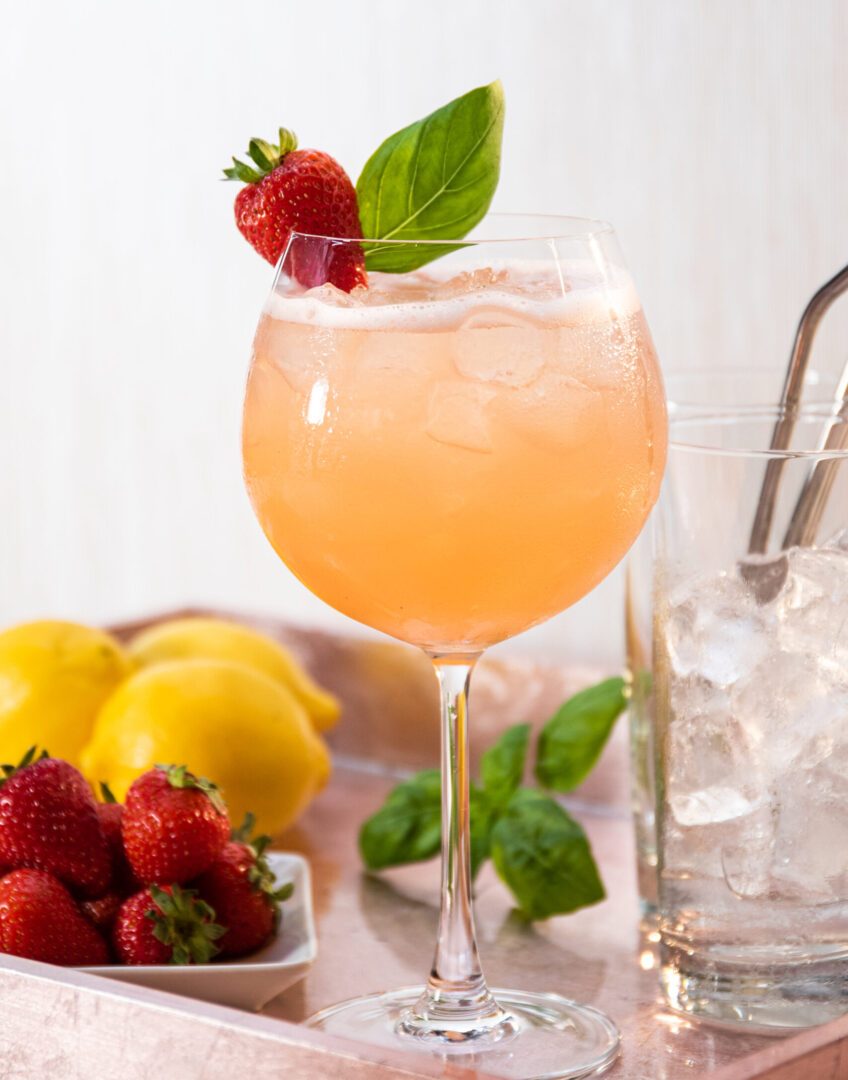 Cocktail Le champs de fraise, créé avec le gin aux petits fruits du Québec de Noroi Cocktail Le champs de fraise, created with Noroi's Quebec wild berries gin