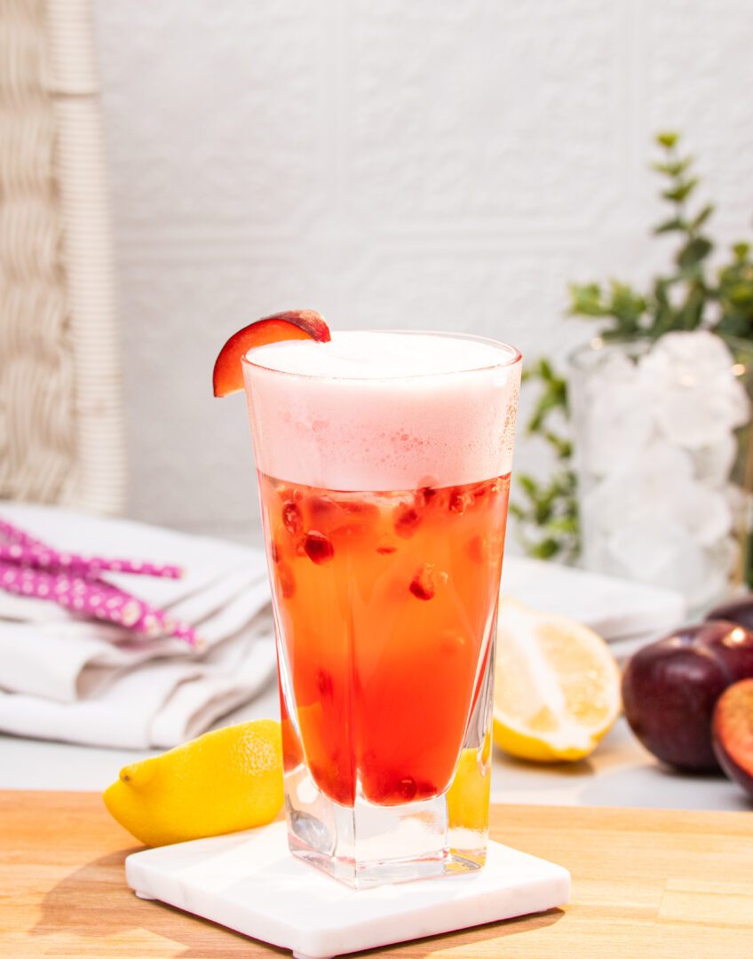 Recette cocktail Fizz aux prunes, fait avec la liqueur de prune Noroi