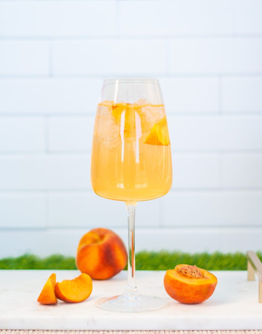 Prêt à boire Sangria pêche Noroi dans un verre